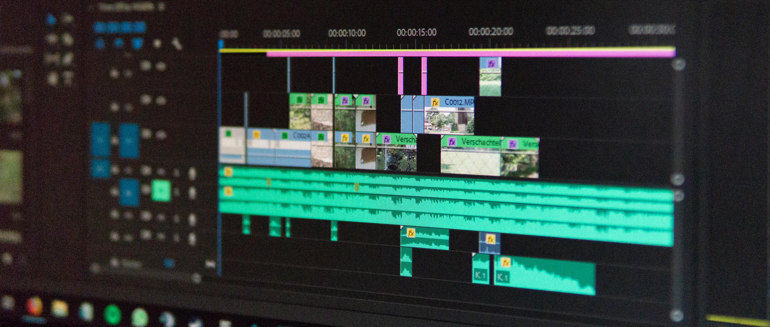 uomo-in-uno-studio-di-registrazione-produzione-video-scaled-OK